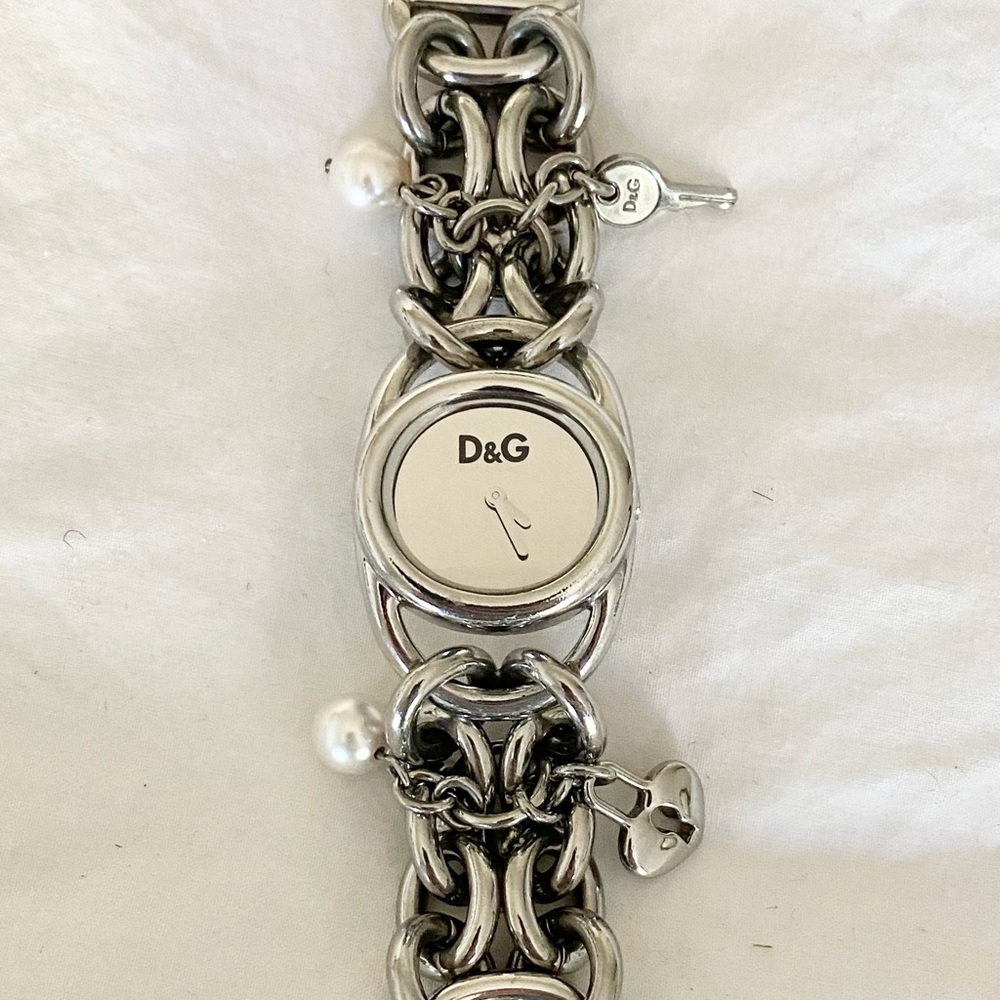 SOLD ❤️❤️❤️💯 Authentic D&G Watch with Lock & Key